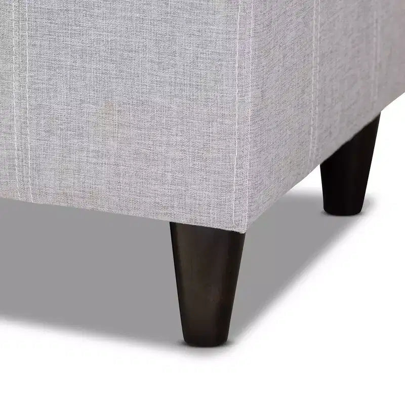 Panca portaoggetti in legno finitura Brette, color tortora, stile Mid-Century moderno, trapuntata, struttura in legno di Hevea, capacità 113 kg