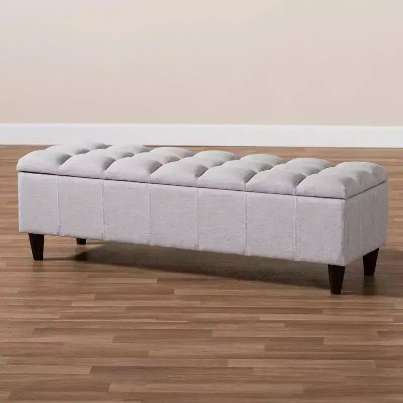 Panca portaoggetti in legno finitura Brette, color tortora, stile Mid-Century moderno, trapuntata, struttura in legno di Hevea, capacità 113 kg